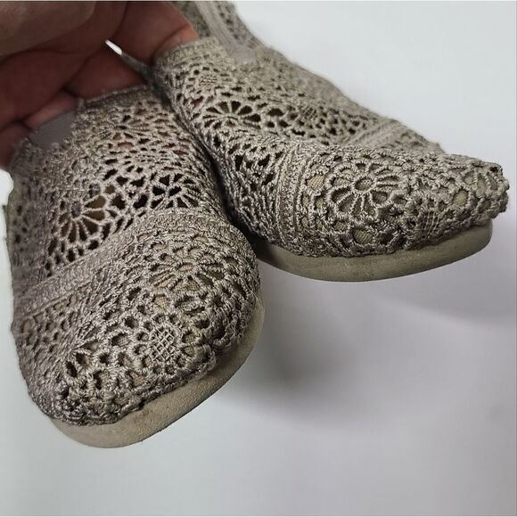 Toms Shoes Womens 6.5 Tan Crochet Lace Slip On Flats Alpargata - Picture 2 of 6